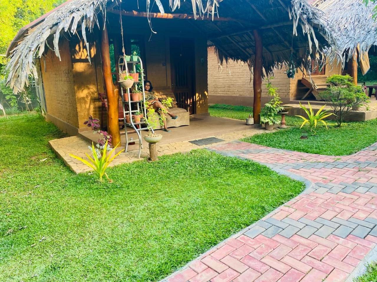 Hasthi Safari Cottage Udawalawe Exteriör bild